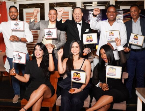 Mirabal, junto a  sus colaboradores de sus programas.