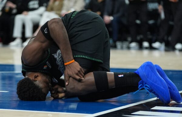 Anthony Edwards se perderá al menos una semana de playoffs por lesión de rodilla.  Ap