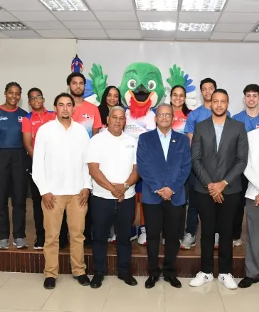 Dirigentes, junto a  los atletas de tenis de mesa.