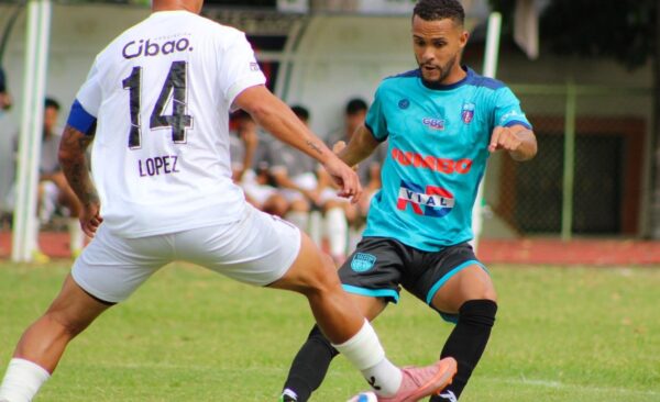Alexander Jiménez (derecha) de Salcedo  hace ofensiva durante el partido.    fuente externa
