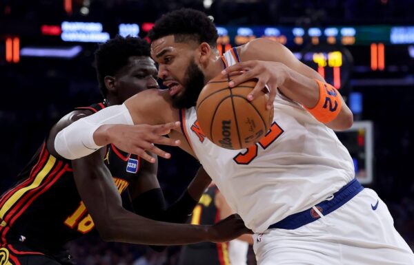 Karl-Anthony Towns logró tres bloqueos en el juego 1 de la serie contra Atlanta Hawks.   Ap