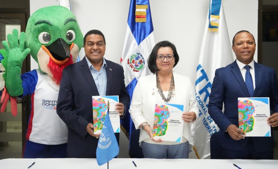 José  Monegro, Julia del Carmen y Milton Morrison, junto a Colí, mascota de los JCC SD 2026.