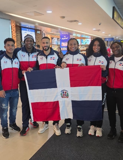 Integrantes del equipo de RD, campeón de tenis de mesa.