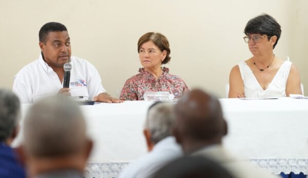 José P. Monegro, presidente del Comité Organizador de los Juegos SD 2026 resalta importancia evento Vela en Salinas. A su lado, Ángela Yadira Báez, gobernadora de provincia Peravia.