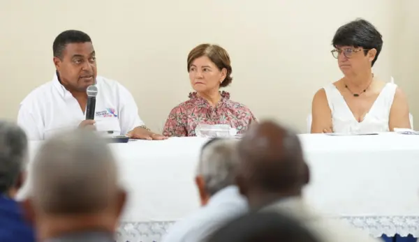 José P. Monegro, presidente del Comité Organizador de los Juegos SD 2026 resalta importancia evento Vela en Salinas. A su lado, Ángela Yadira Báez, gobernadora de provincia Peravia.