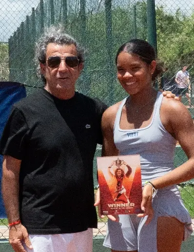 Sergio Sabadello premia a Julianny de la Cruz
