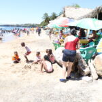 Vacacionistas abarrotan Playa Najayo durante el Sábado Santo