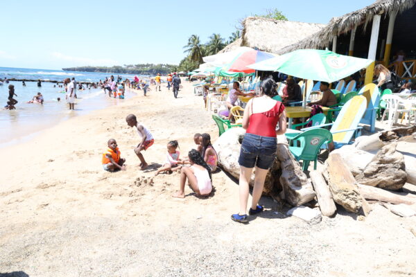 Bañistas se dieron cita este Sábado Santo en la Playa Najayo, San Cristóbal.