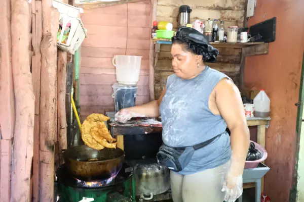 De Los Santos, friendo yaniqueques en Playa Najayo, San Cristóbal.