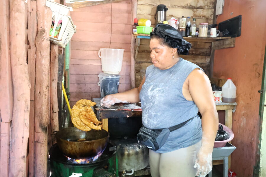 De Los Santos, friendo yaniqueques en Playa Najayo, San Cristóbal.