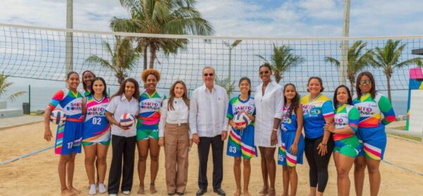 El presidente Luis Abinader y  la alcaldesa Carolina Mejía entregan cancha voleibol playa. Le acompaña Bethania De la Cruz.