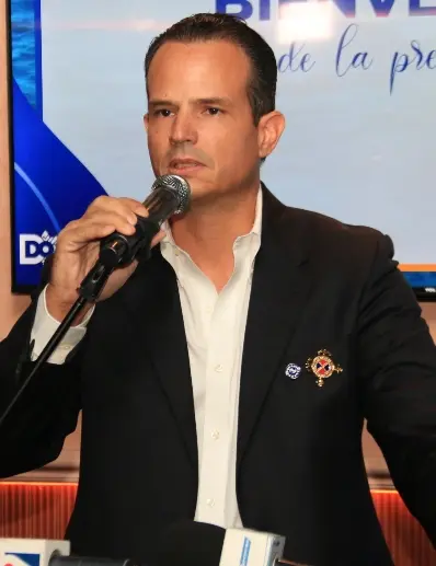 El comodoro Jorge Leroux Matos,detalla el evento.