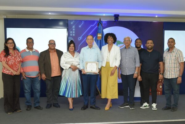 El experto Luis Felipe Aquino recibe un  reconocimiento de parte de los miembros de la Asociación Dominicana de Prensa Turística (Adompretur).