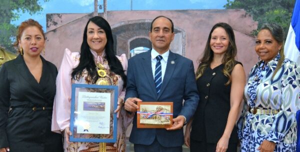 Ysabel Borden, Giannina Azar, Gilberto Minaya, Claudia Sánchez y Rose  Santana.