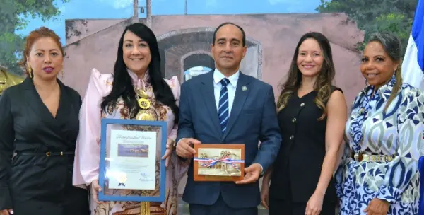 Ysabel Borden, Giannina Azar, Gilberto Minaya, Claudia Sánchez y Rose  Santana.