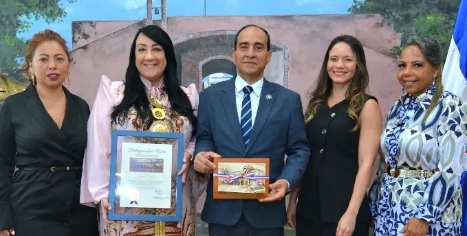 Ysabel Borden, Giannina Azar, Gilberto Minaya, Claudia Sánchez y Rose  Santana.