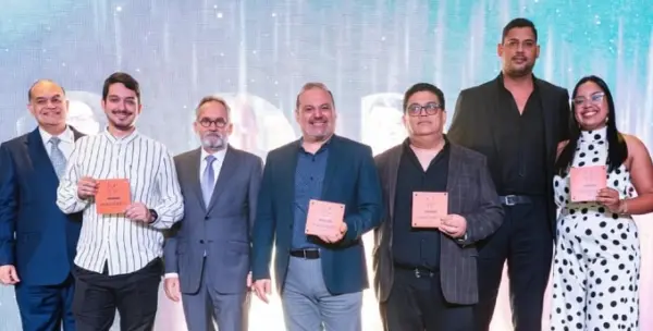 Ejecutivos de la Guía Macarfi reconocen a chefs del país.