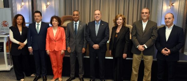 Lucy Peralta, Andrés Mejía, Lorea Arribalzaga, Joel Santos, Francisco Pérez, Pilar Serret, Artur Cabré e Ibán Campo.