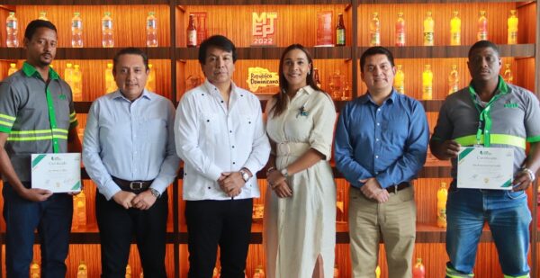 Directivos de ISM e Intrant junto a conductores certificados.