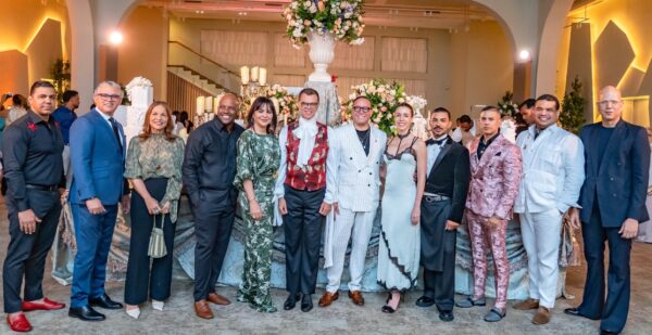 Sócrates McKinney junto a parte de los diseñadores.