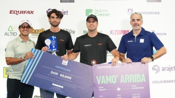 Oliver Fiallo y Luis Delgado reciben  premio.