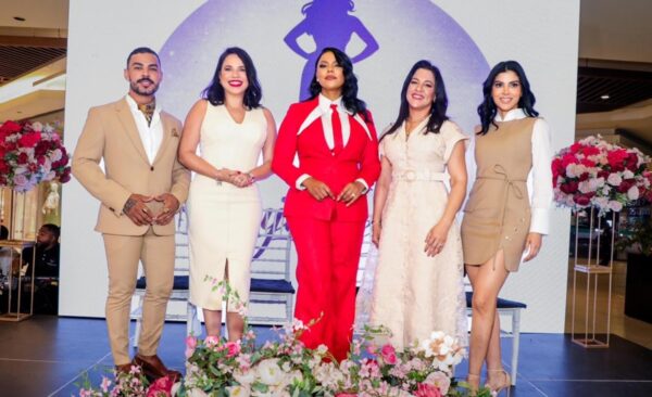 Grace Reyes, directora del proyecto, al centro, junto a invitados especiales.