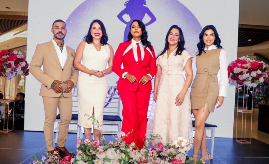 Grace Reyes, directora del proyecto, al centro, junto a invitados especiales.