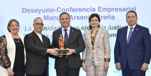 Raquel Peña acompaña a la directiva de FASA y el magistrado Luis Henry Molina Peña.