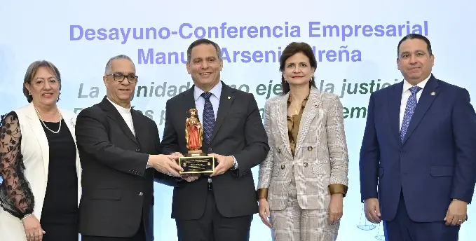 Raquel Peña acompaña a la directiva de FASA y el magistrado Luis Henry Molina Peña.