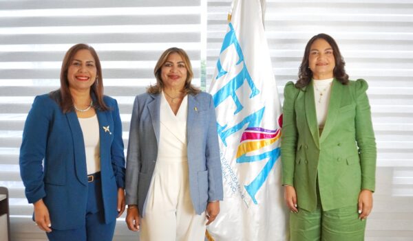 Alexandra Tabar, de la directiva; Sonya Uribe, vicepresidenta de la FEM; y Rossy Escotto Minaya, presidenta de la FEM.