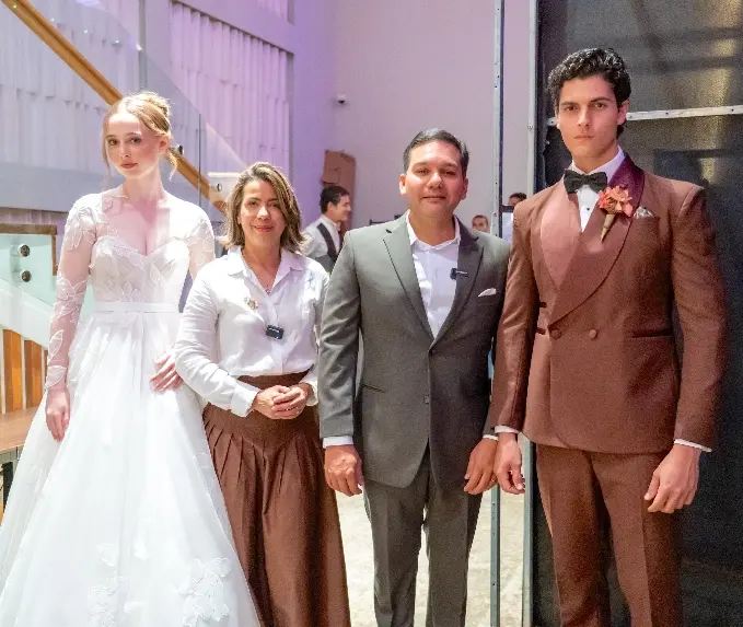 Lil Céspedes  y Carlos González Demorizi, junto a los modelos.