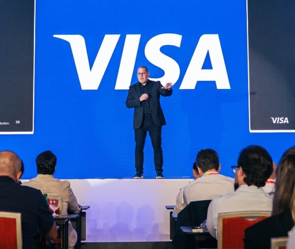 Ejecutivo de Visa ofrece detalles del proceso en la rueda de prensa.