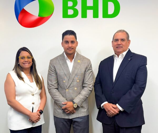 Lucy Astwood, Robert de la Cruz y Freddy Simó.