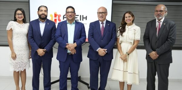 Directiva  Asociación  de Empresas e Industrias de Herrera junto a Carlos Pimentel.