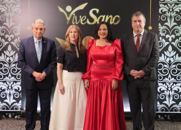 José Joaquín Puello, Gina de Puello, Elizabet Gutiérrez y Fernando Moreno.