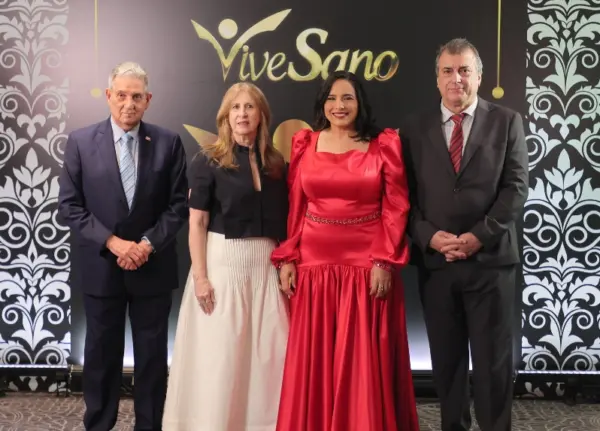 José Joaquín Puello, Gina de Puello, Elizabet Gutiérrez y Fernando Moreno.