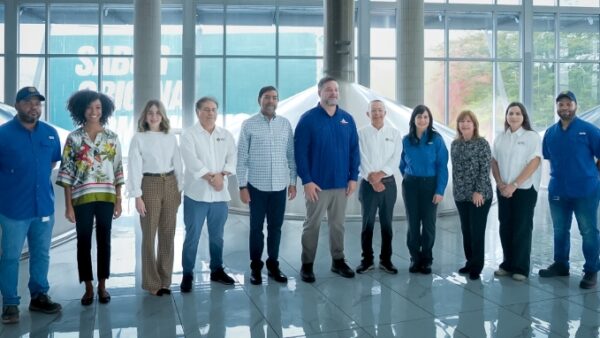 Luis Álvarez y el equipo de Cervecería  comparten con Paíno Henríquez, ministro de Medio Ambiente.