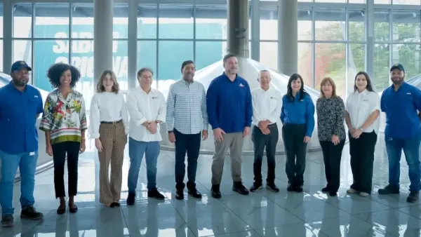 Luis Álvarez y el equipo de Cervecería  comparten con Paíno Henríquez, ministro de Medio Ambiente.