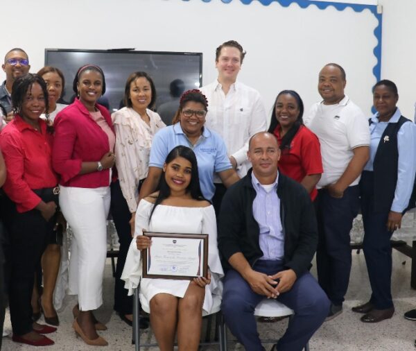 Directivos del centro junto a la becada Maureen Tejeda.