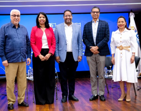 Directivos de ambas instituciones durante la rueda de prensa.
