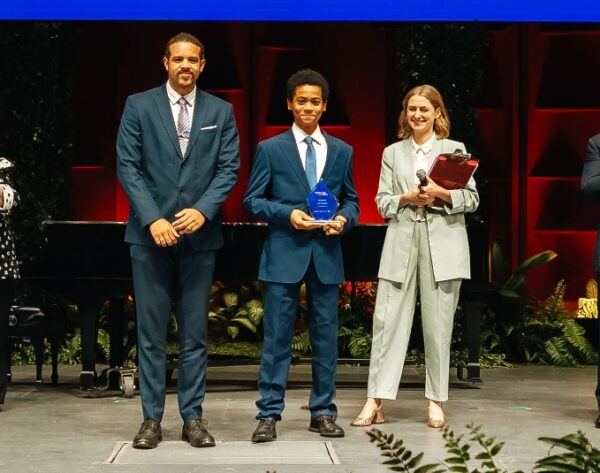 Entrega de reconocimiento a  Filippo Ciuccarelli, de la categoría júnior.