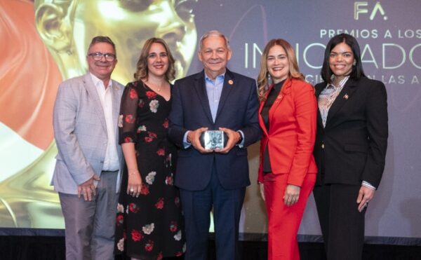 Ejecutivos de Banfondesa reciben el prestigioso galardón.