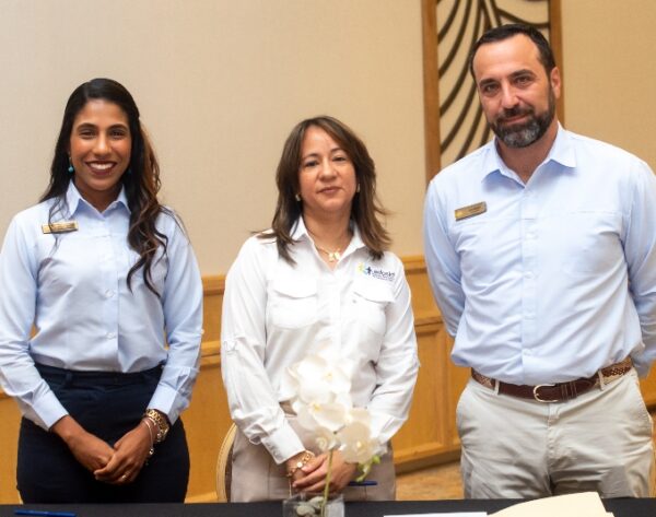 Ejecutivos de ambas entidades durante la firma del acuerdo.