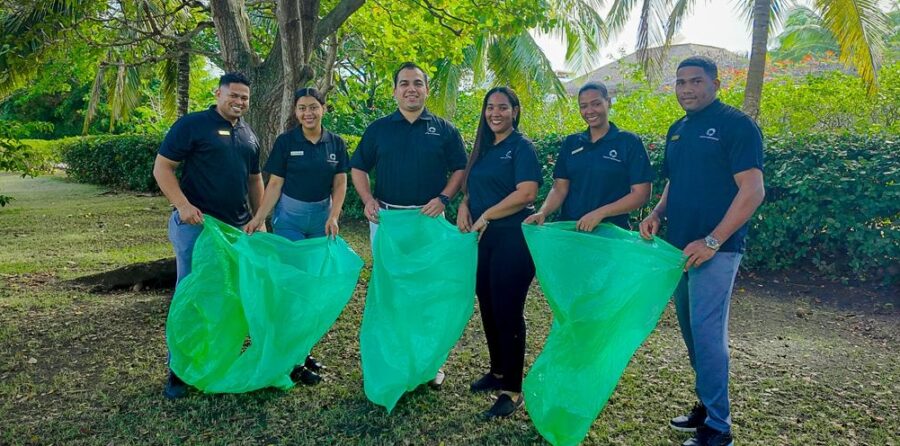 Carlos Batani y grupo de  colaboradores de Grand Sirenis Punta Cana Resort.