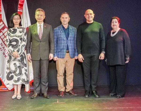 Wang Heming, embajador Chen Luning, Carlos Veitía,  Amaury Sánchez y Jenny Podestá de Vásquez