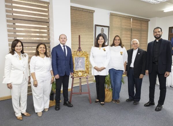 Integrantes de la comisión acompañados por  Óscar Perdiz y el padre Vladymir Pérez Candelario.
