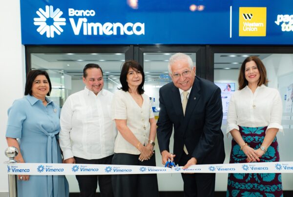 Tania Ares, Jesús Cornejo Bravo, Orietta Read de Méndez, Víctor Virgilio Méndez y Giselle Marie Méndez.