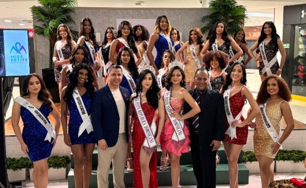 Las 20 jóvenes participantes del concurso de belleza.