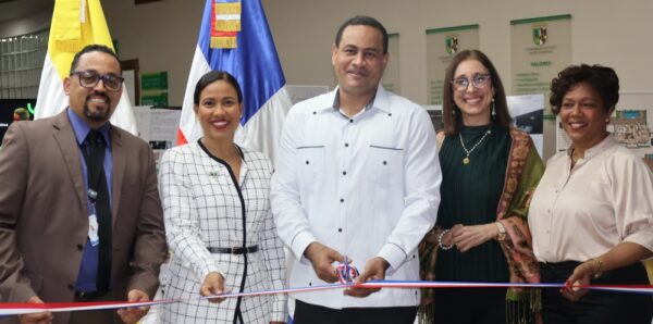 Directivos de la universidad abren una muestra que destaca por su enfoque multidisciplinario.