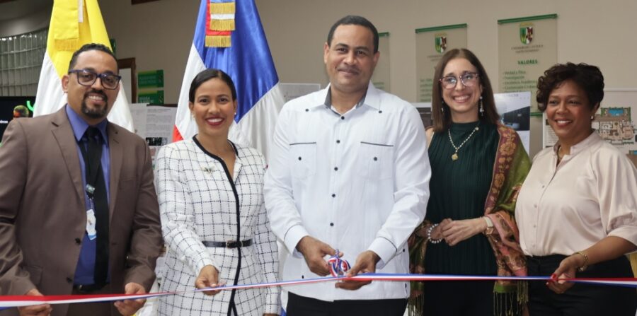 Directivos de la universidad abren una muestra que destaca por su enfoque multidisciplinario.